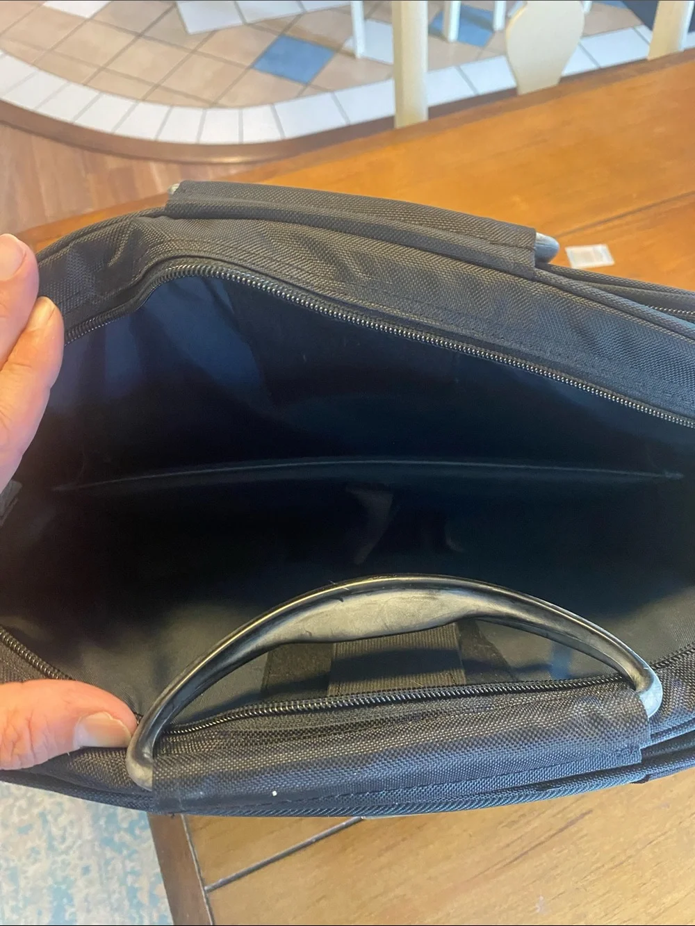 HP Black Men's Laptop Briefcase Bag with Front Zip Pocket HP400-02.
